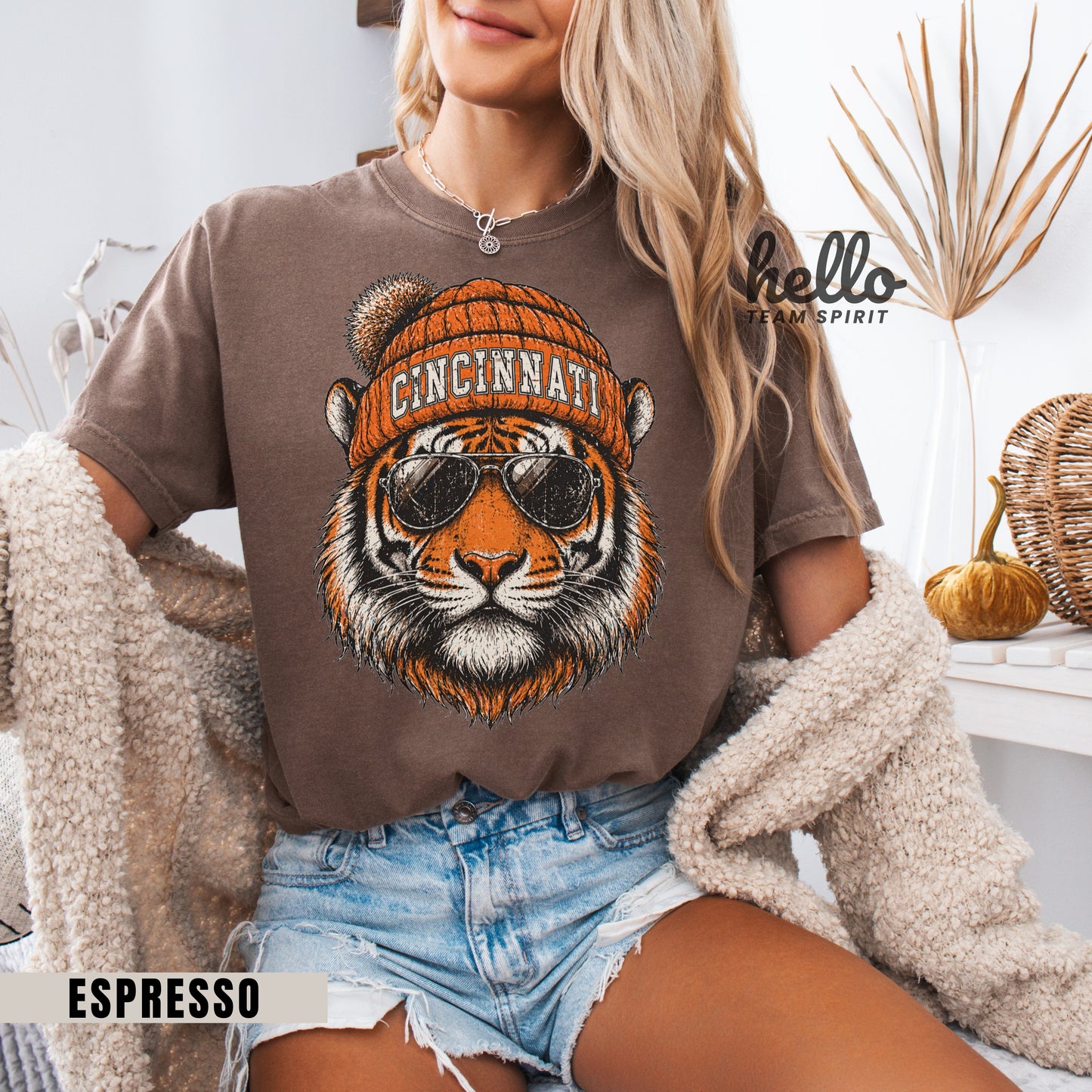 Cincinnati Retro Character Football Graphic T-shirt